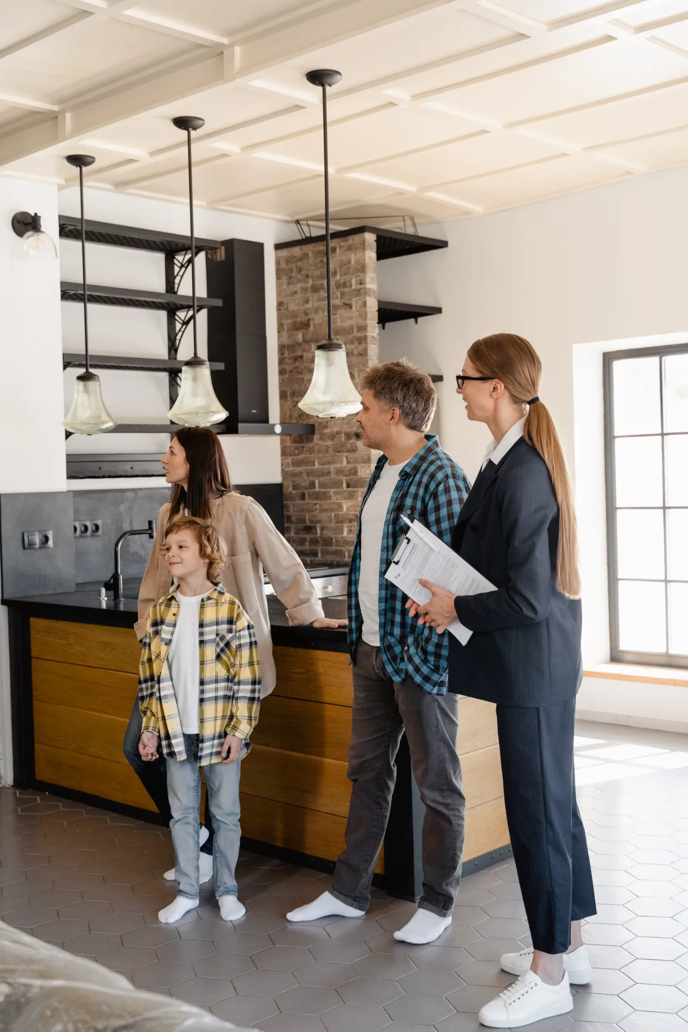 Familia recibiendo su nueva vivienda junto a su agente